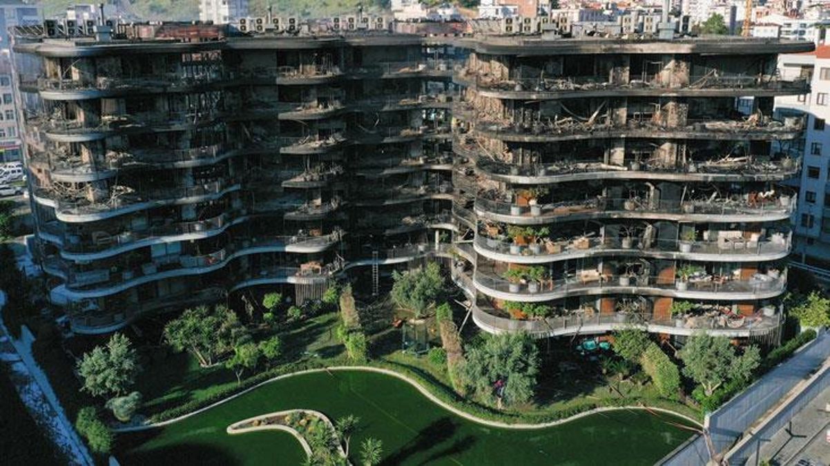 İzmir'deki yangın sitenin ahşap kaplaması nedeniyle kısa sürede yayılmış