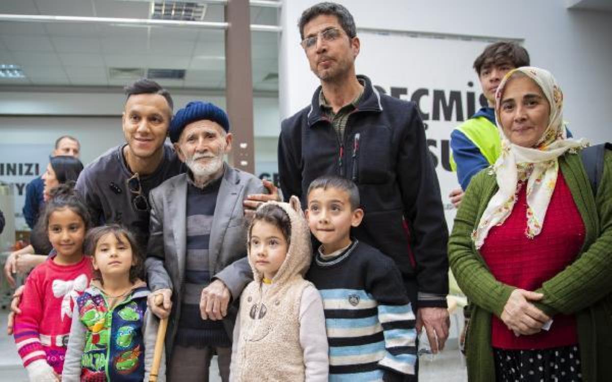 Josef de Souza Mersin'de depremzedelere moral verdi