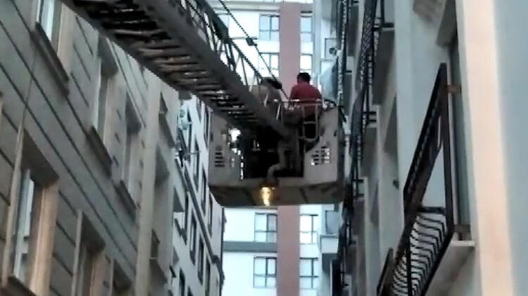 Kaçan topunu almak isteyen çocuk tırmandığı balkonda mahsur kaldı