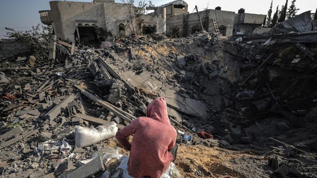 Kaderin böylesi! Ölenlerin fotoğrafını çeken Gazzeli genç, kardeşlerini kaybettiğini öğrendi