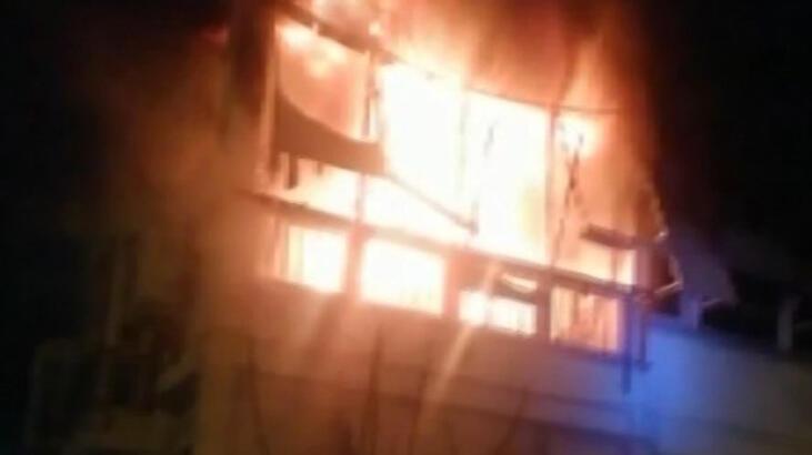Kadıköy'de 10 katlı binada yangın: Çok sayıda kişi dumandan etkilendi