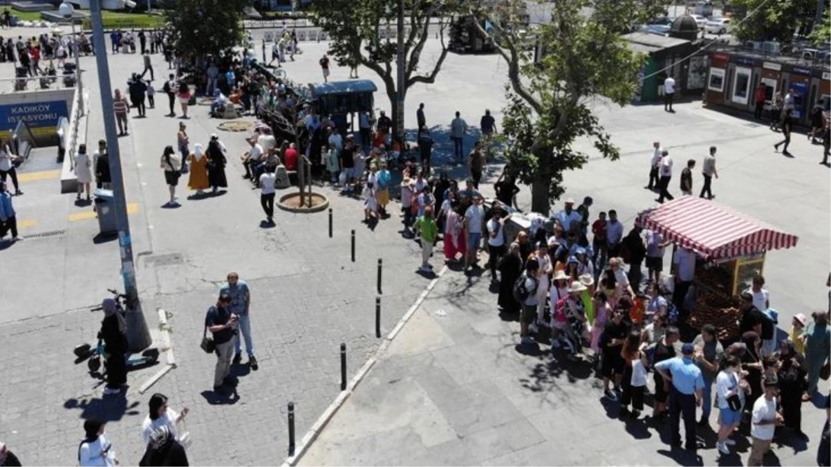 Kadıköy'de Adalar iskelesi önünde yüzlerce metrelik kuyruk oluştu