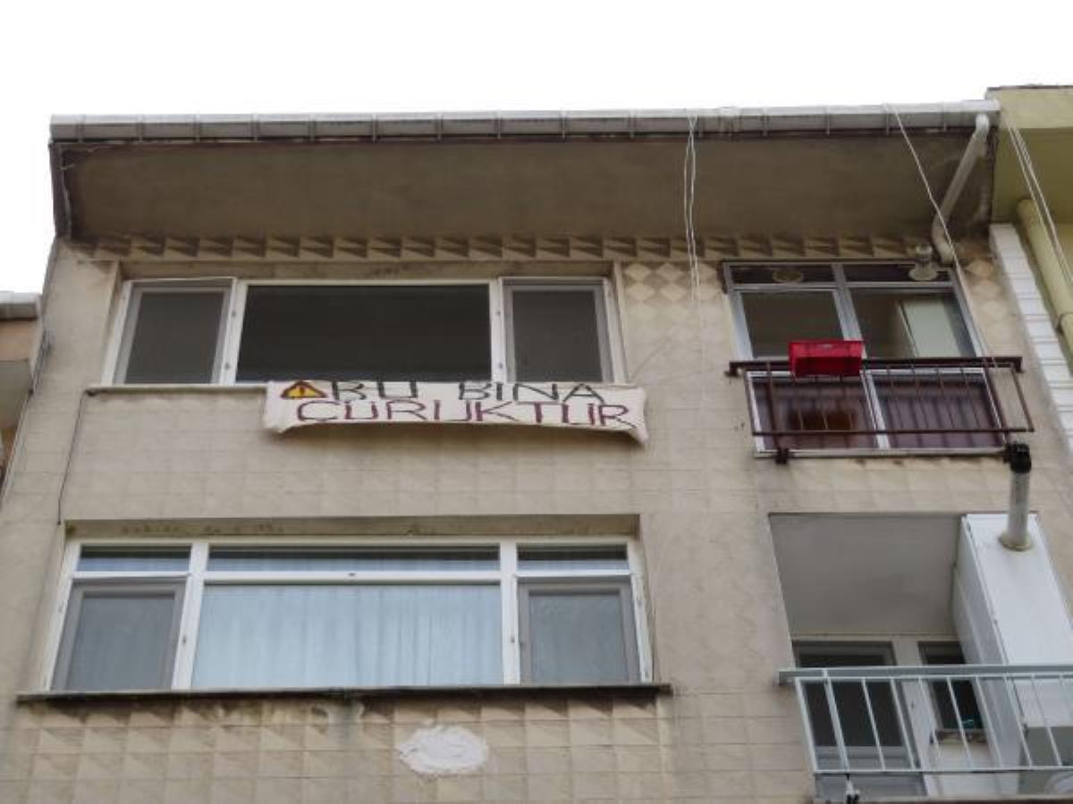 KADIKÖY'DE 'BU BİNA ÇÜRÜKTÜR' PANKARTI ASIP EVİ BOŞALTTI