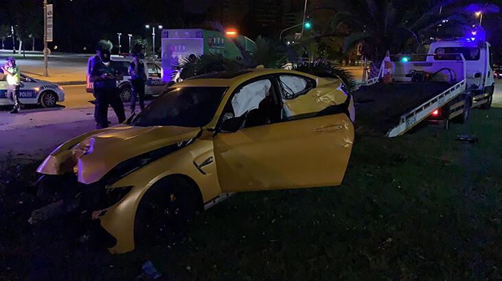 Kadıköy'de kaza! Hurdaya dönen lüks aracını bırakıp kaçtı