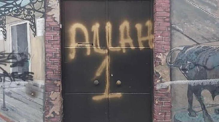 Kadıköy'de kilise kapısına yazı yazan şüpheli serbest bırakıldı