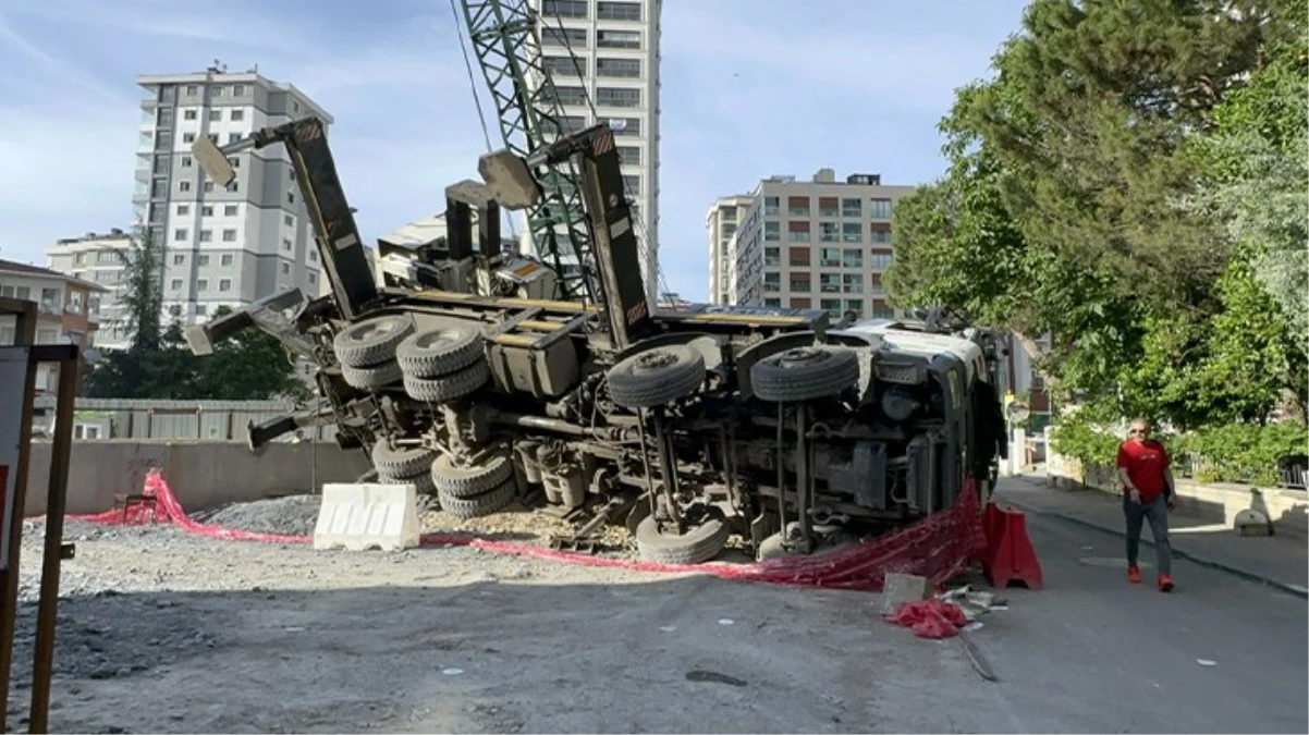 Kadıköy'de metro şantiyesinde vinç devrildi
