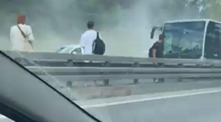 Kadıköy’de metrobüs yangını! Yolcular kendini dışarı attı