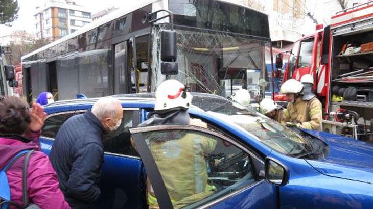 Kadıköy'de otomobilde sıkışan sürücüyü itfaiye ekipleri kurtardı