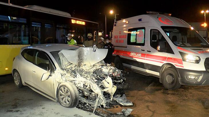 Kadıköy’de özel halk otobüsüne çarpan otomobil yandı