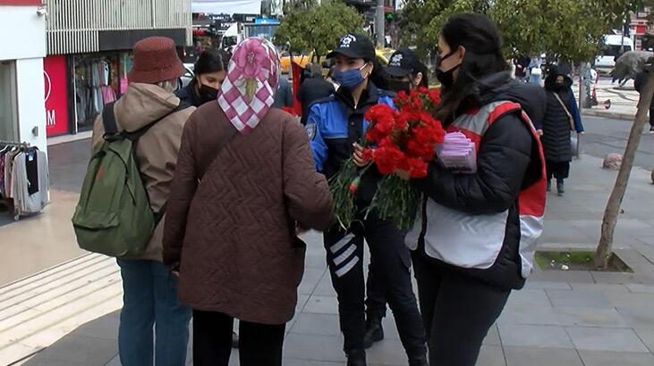 Kadıköy'de polis KADES'i tanıttı, kadınlara karanfil dağıttı