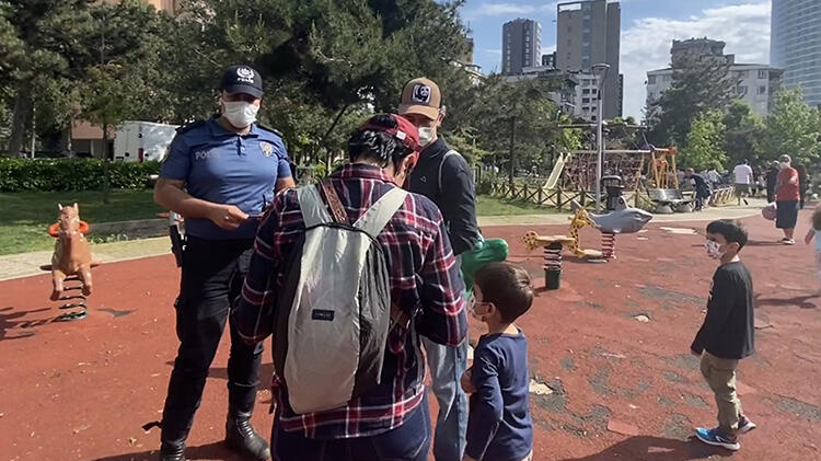 Kadıköy'de tam kapanmanın son gününde parka polis baskını!