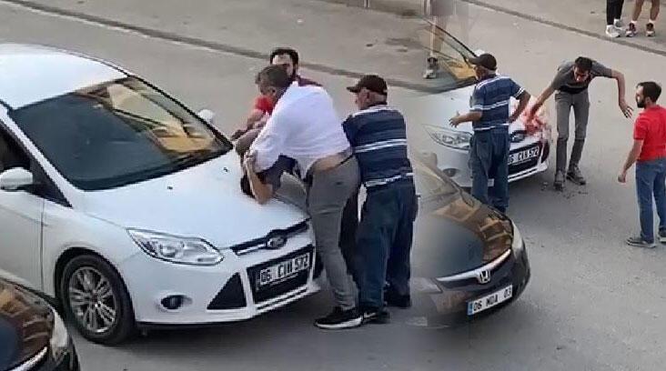 Kafasını defalarca otomobilin kaportasına vurdu