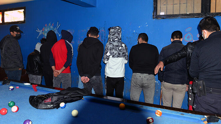 Kafe görünümlü oyun salonuna baskın!