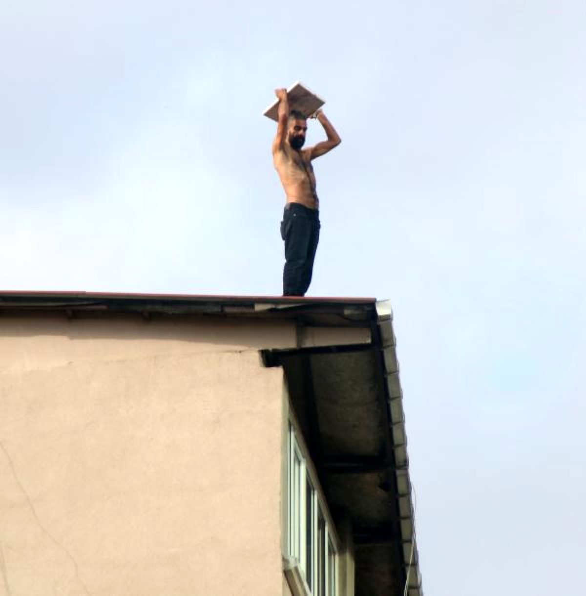 Kağıthane'de çıktığı çatıda ele geçirdiğini aşağı attı