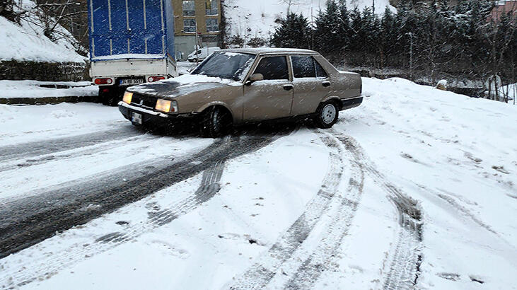 Kağıthane'de yoğun kar bastırdı, araçlar yolda kaldı