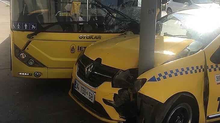 Kağıthane'de zincirleme kazada otobüsle taksi direğe çarparak durabildi