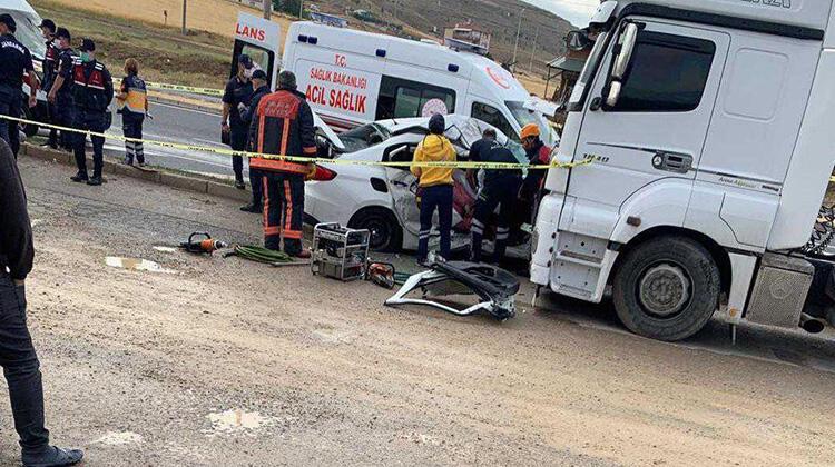 Kahreden kaza! Otomobildeki anne ile oğlu öldü, baba ve kızı yaralı