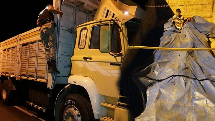 Kamyon kasasında 40 kaçak göçmen yakalandı