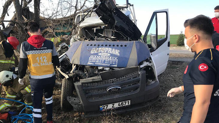 Kamyonet ağaca çarptı! Baba ve kızı yaralandı, anne hayatını kaybetti