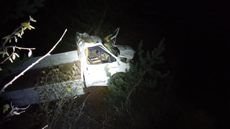 Kamyonet uçuruma yuvarlandı! 2 ölü, 1 yaralı