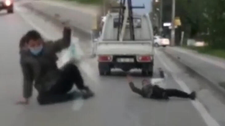 Kamyonetin arkasına takılan genç ölümden döndü!