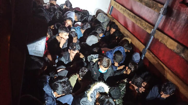 Kamyonetin kasasından 61 kaçak göçmen çıktı