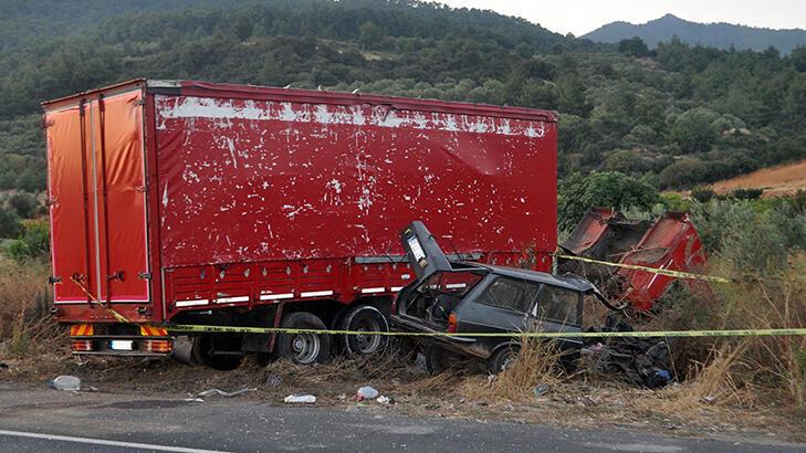 Kamyonla çarpışan otomobildeki 2 kardeş hayatını kaybetti