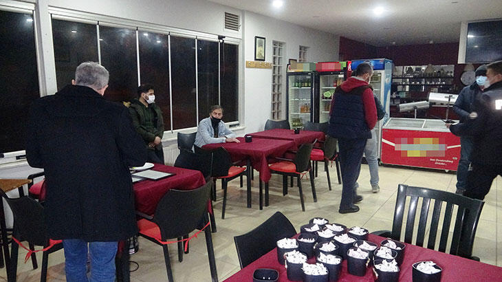 Kapalı olması gereken kıraathanede kumara 25 bin lira