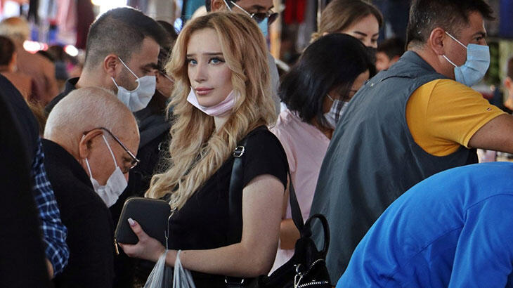 Kapalı semt pazarında tepki çeken maske manzara