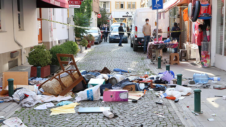 Kapıyı kilitledi! Evdeki eşyaları pencereden sokağa attı