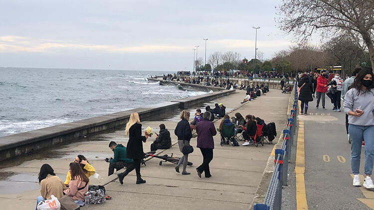 Kar yağacağını duyan koronayı unuttu! Sahile akın ettiler