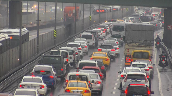 Kar yağışı İstanbul'u vurdu: Trafik kilit