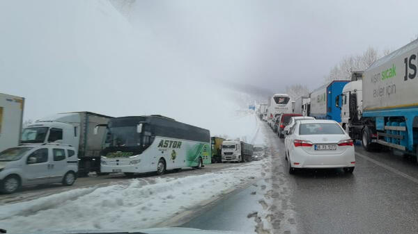 Kar yağışı sonrası kayan TIR karayolunu kapattı