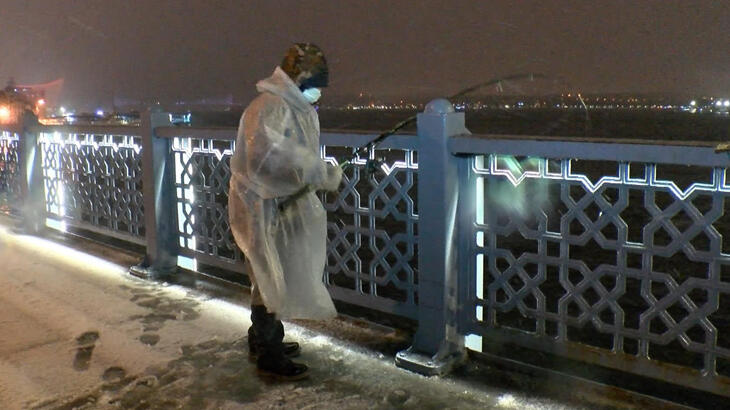 Kar yağışına rağmen yasak kalkınca balık tutmaya koştular