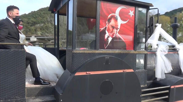 Kara tren görünümlü traktör gelin aracı oldu! Gören bir daha baktı
