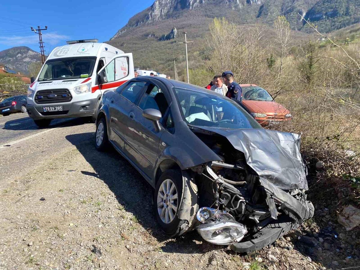 Karabük'te otomobiller çarpıştı: 1'i ağır 2 yaralı