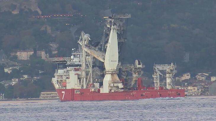 Karadeniz Gaz Sahası’nda denizin tabanına kablo döşeyecek olan gemi Boğaz'dan geçti