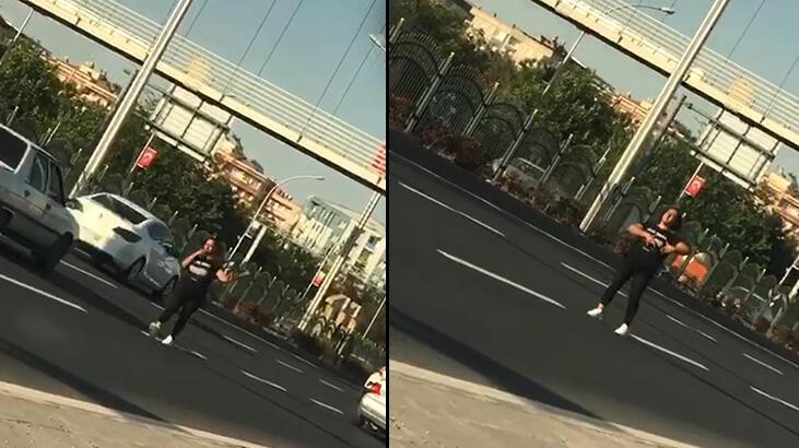 Karayolunda dans eden kadın görenleri şoke etti!