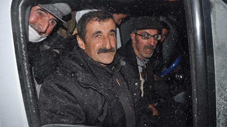 Kars'ta kar ve tipi yüzünden yolda mahsur kalanlar kurtarıldı