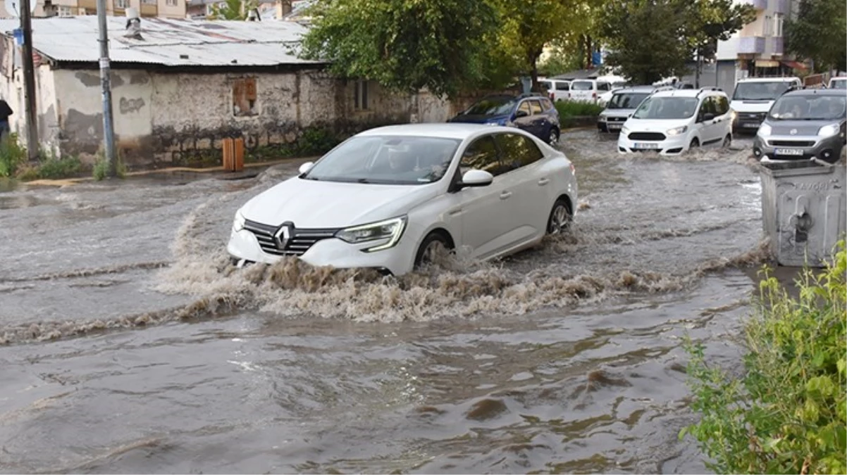 Kars'ta sağanak ve dolu nedeniyle ev ve iş yerlerini su bastı