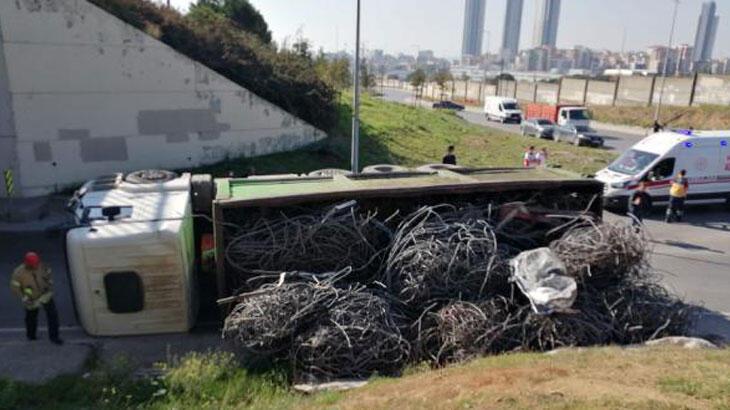 Kartal'da demir yüklü kamyon devrildi