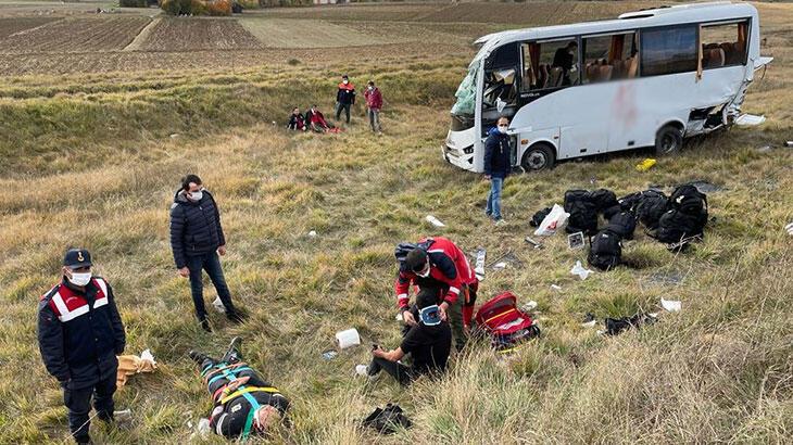 Kastamonu'da polis servisinin devrilmesi sonucu 12 polis yaralandı