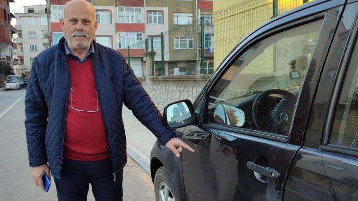 Kavga etti, hırsını park halindeki arabadan aldı