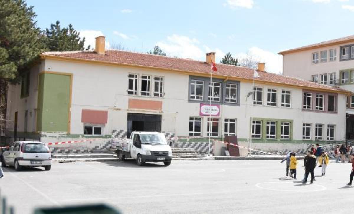 Kayseri'de depremde hasar gören anaokulu boşaltılıyor