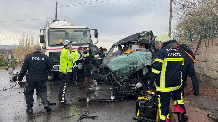 Kayseri'de feci ölüm! Beton mikseri ile minibüs çarpıştı