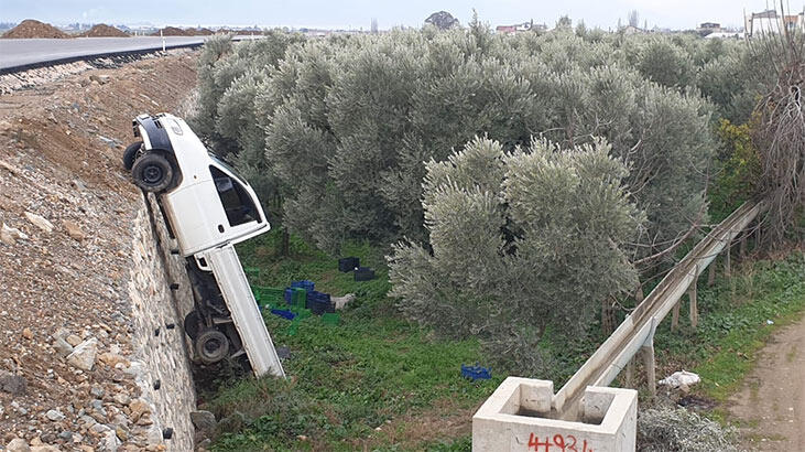 Kaza sonrası terk edilen kamyonet, arazide dik olarak bulundu