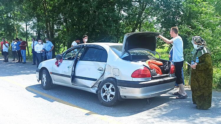 Kaza yapan sürücüye yardım için duran araca otomobil çarptı!