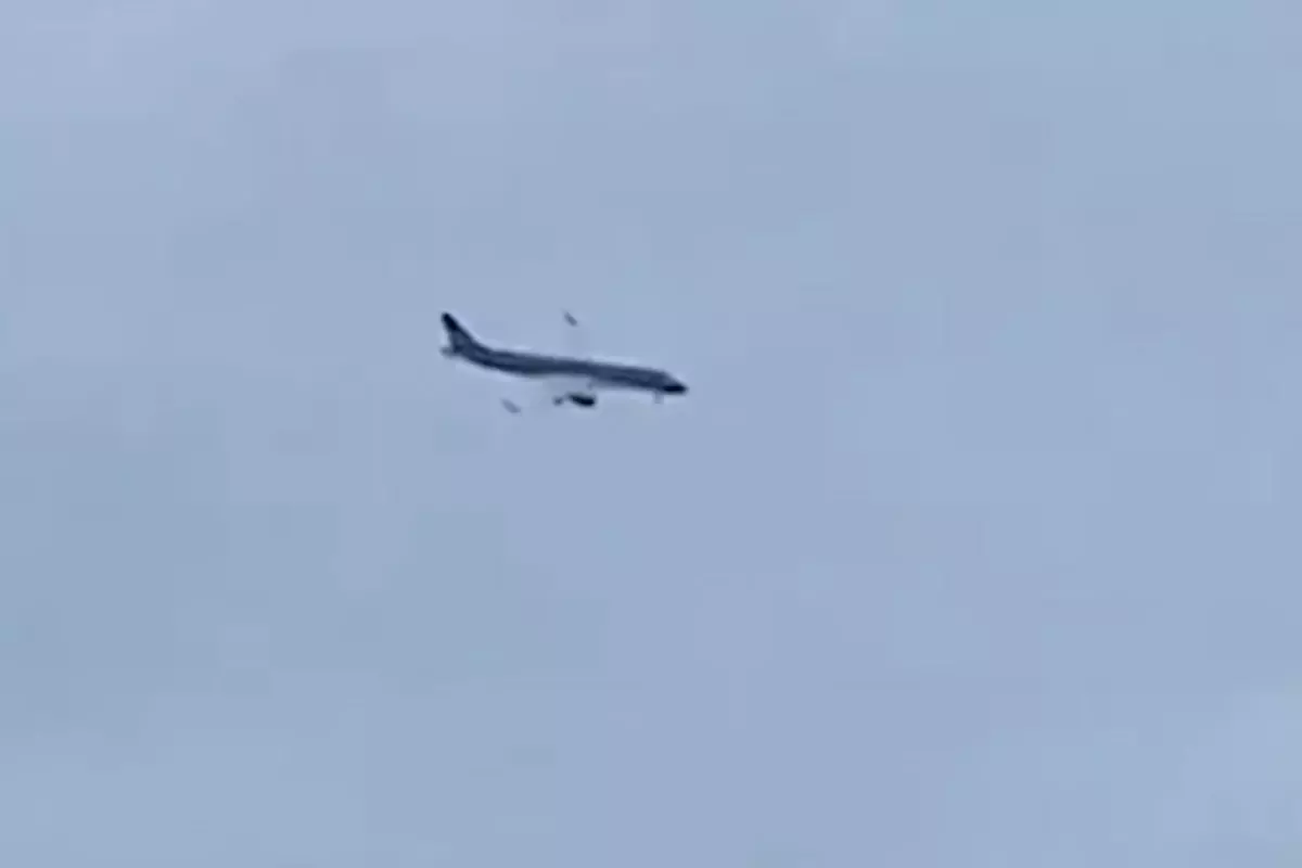 Kazakistan'da Azerbaycan havayollarına ait yolcu uçağı düştü