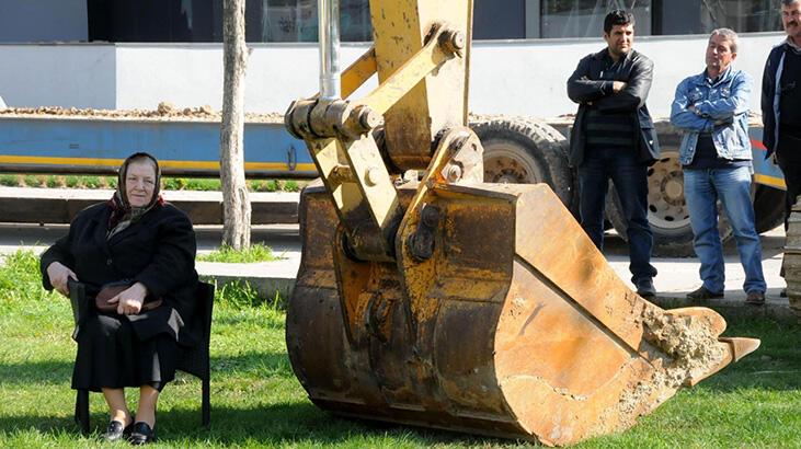 Kepçenin önüne oturup, parkın yıkımını engellemişti! 'Kıymet Teyze' hayatını kaybetti