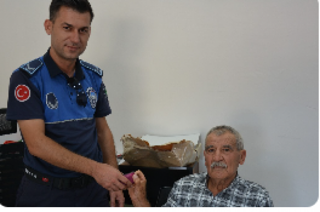 Kıbrıs Gazisi, bulduğu 400 bin liralık altınları zabıtaya teslim etti